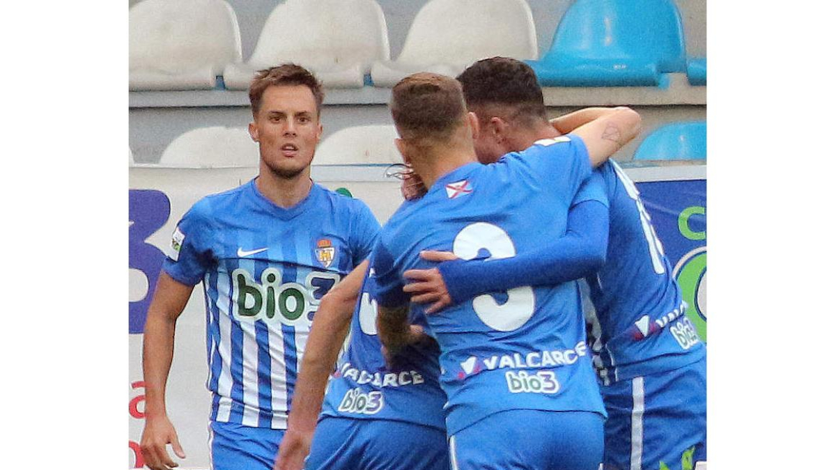 La felicidad se adueñó de El Toralín el domingo cuando el equipo logró derrotar al líder. ANA F. BARREDO