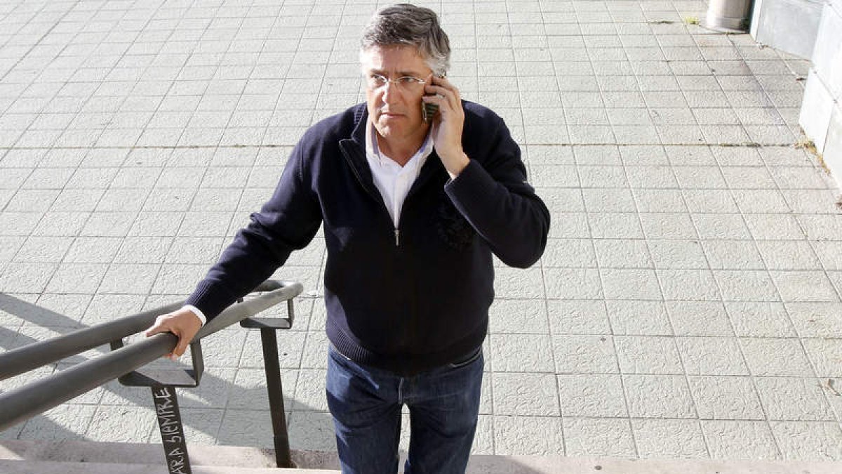 Tano Franco sube las escaleras que conducen al club del que hoy podría ser presidente.