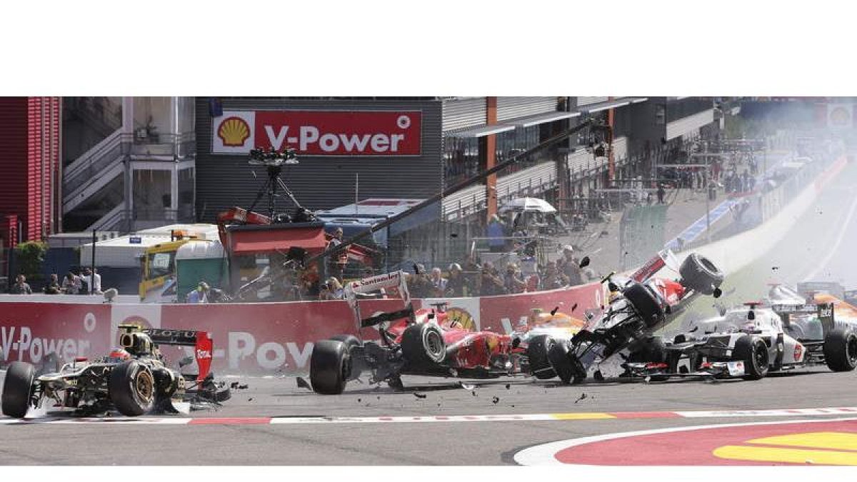 Alonso, el británico Hamilton y el francés Grosjean en el momento de impactar.