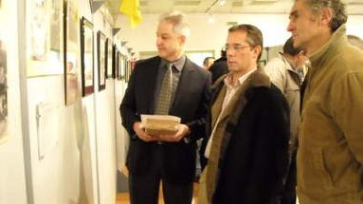 El diputado, en el centro. visitó la muestra que recoge todo tipo de artículos relacionados con el c