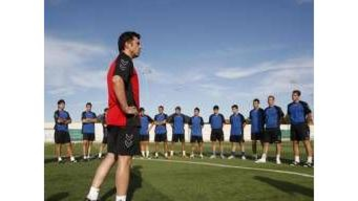 El técnico del Huracán Z, Luis Cembranos, se dirige a sus hombres al comienzo de la sesión de ayer