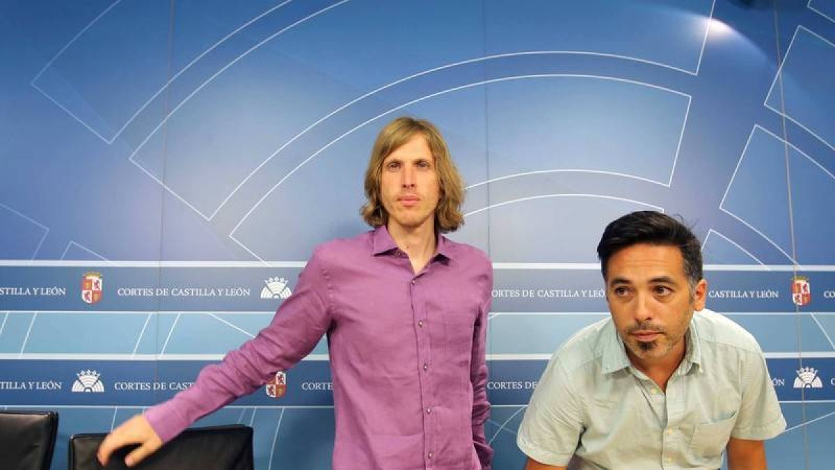 El portavoz del Grupo Parlamentario de Podemos Castilla y León, Pablo Fernández junto a Carlos Chávez