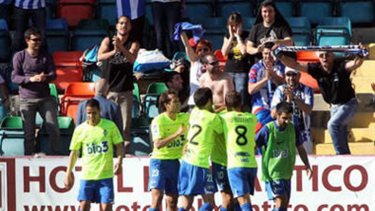 Los jugadores de la Deportiva celebran el tanto de Yurri junto a sus aficionados.