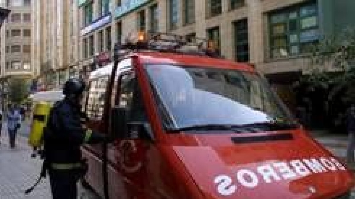 El conato de incendio en la calle Fueros de León quedó finalmente en un simple susto