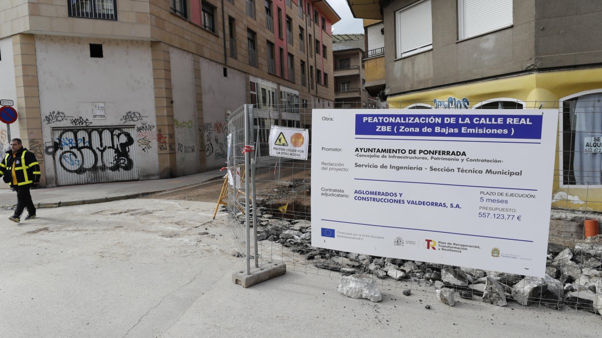 Obras de peatonalización en la calle Real de Ponferrada. L. DE LA MATA