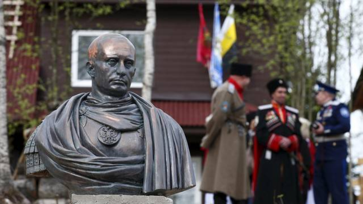 Cosacos junto al busto de Putin como emperador romano.