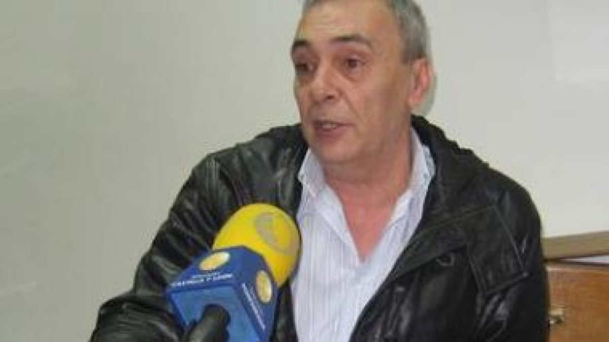 El primer edil de Castropodame ayer durante la rueda de prensa en la que anunció la ruptura del pact