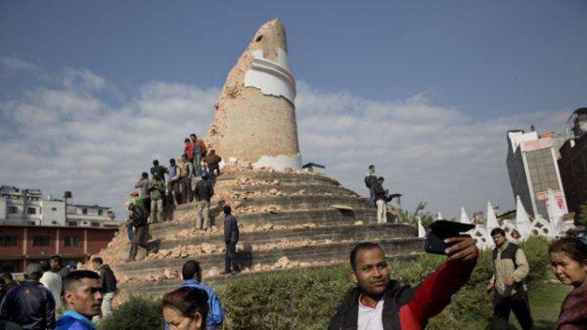 Un hombre se toma un selfi en la torre Dharahara