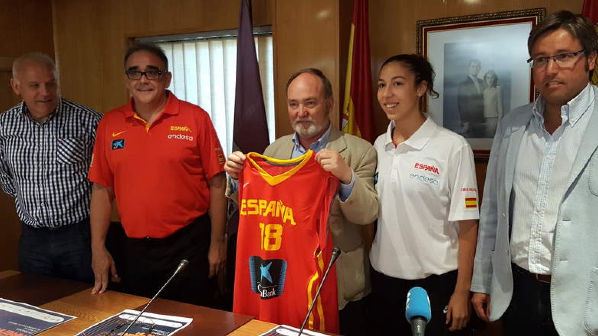 La capitana de la selección entregó la camiseta de juego al alcalde de Bembibre. FROC
