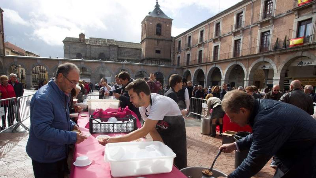 La plaza del Mercado Chico fue el escenario de la degustación de judías. RAÚL SANCHIDRIÁN