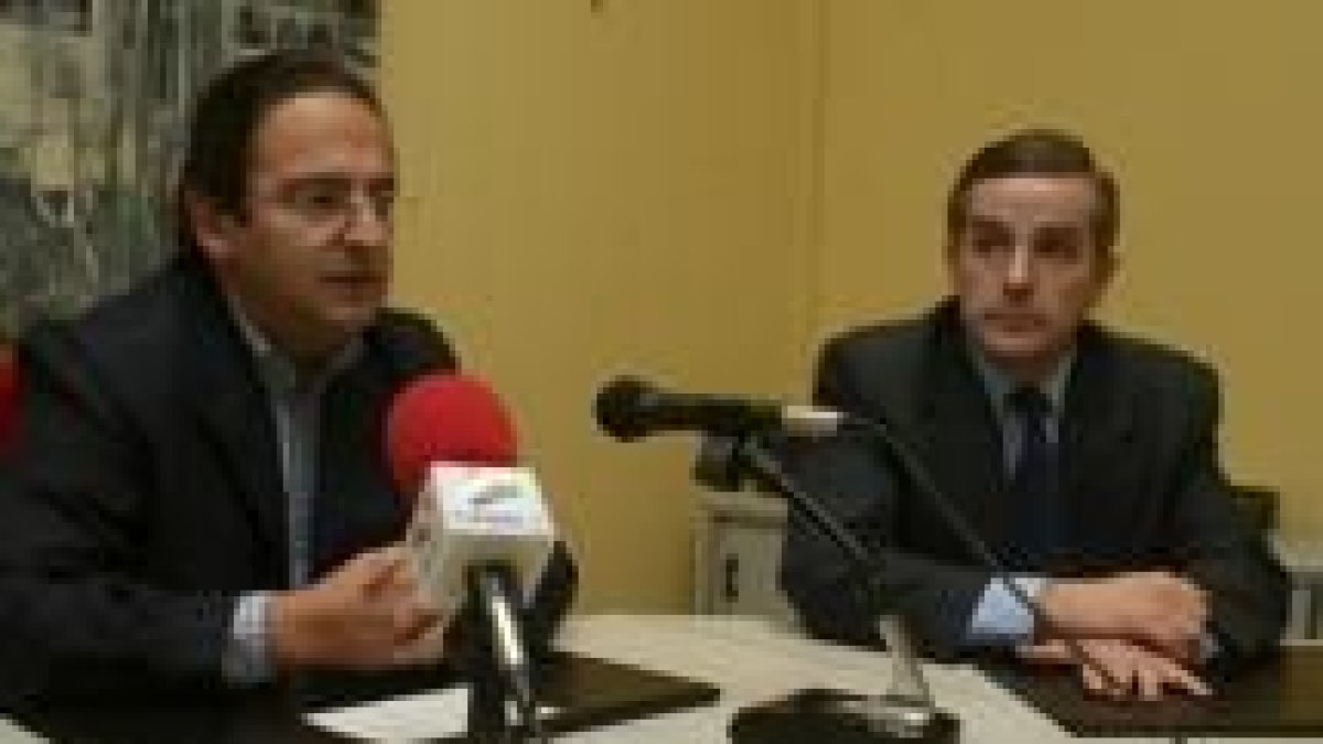 A la izquierda, Luis Aznar, y a la derecha, Emilio Gutiérrez, nuevo director provincial de Educación