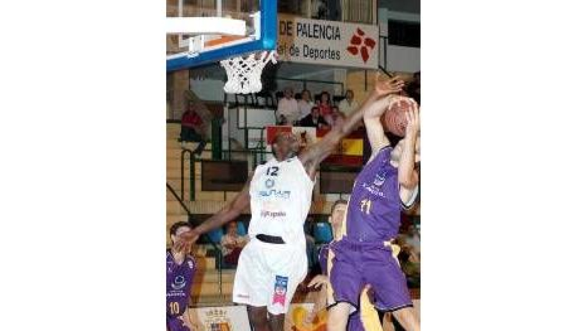 Leather intenta hacerse con un rebote del rival en el partido de ayer
