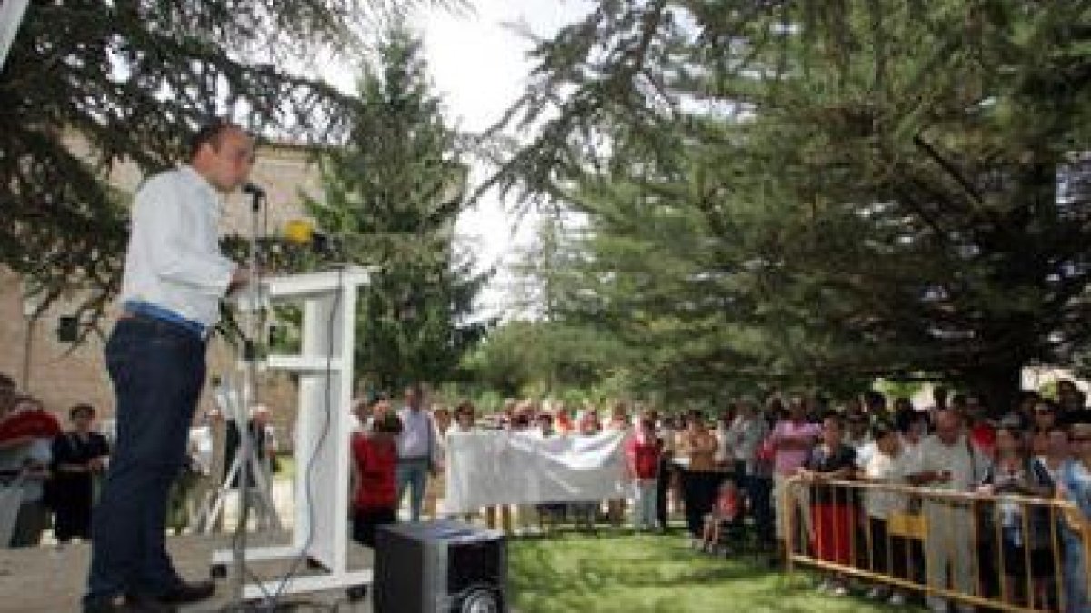 Protesta a las puertas del monasterio de Santa María de Valbuena, en Valladolid.