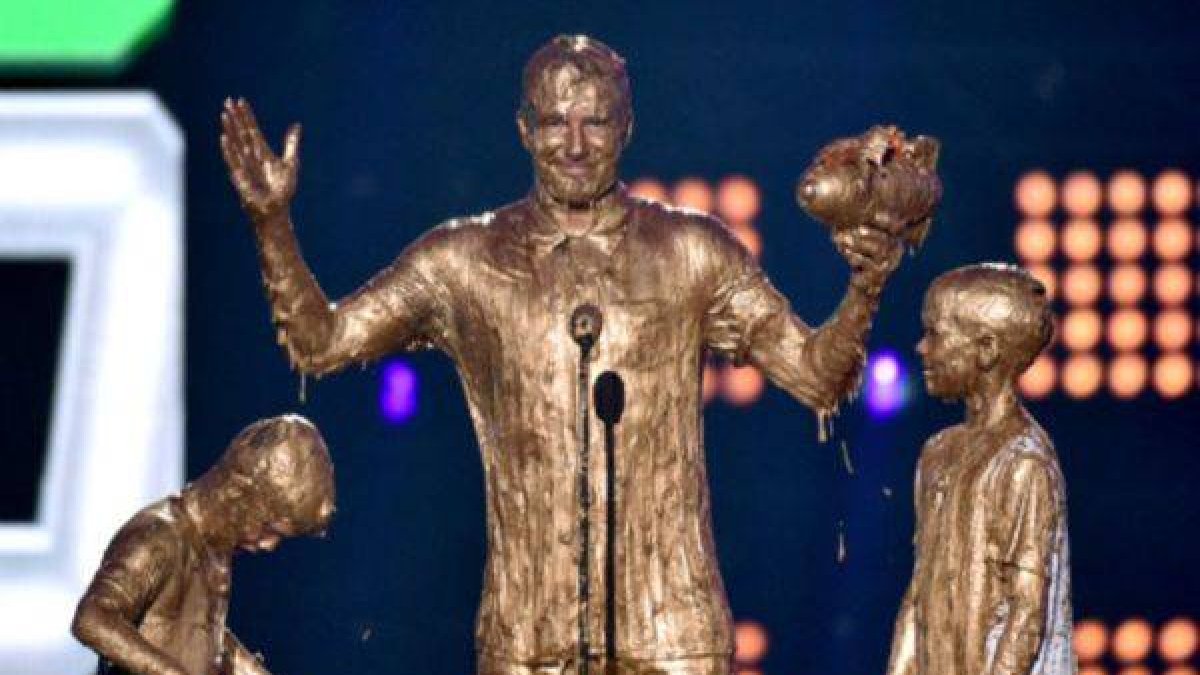 David Beckham y sus hijos Romeo y Cruz (izquierda), durante la gala de los premios Nickelodeon.