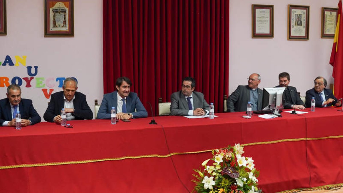 Alonso, Canuria, Suárez-Quiñones, Rodríguez, Lorenzana, Gutiérrez y Aldonza. MIGUEL