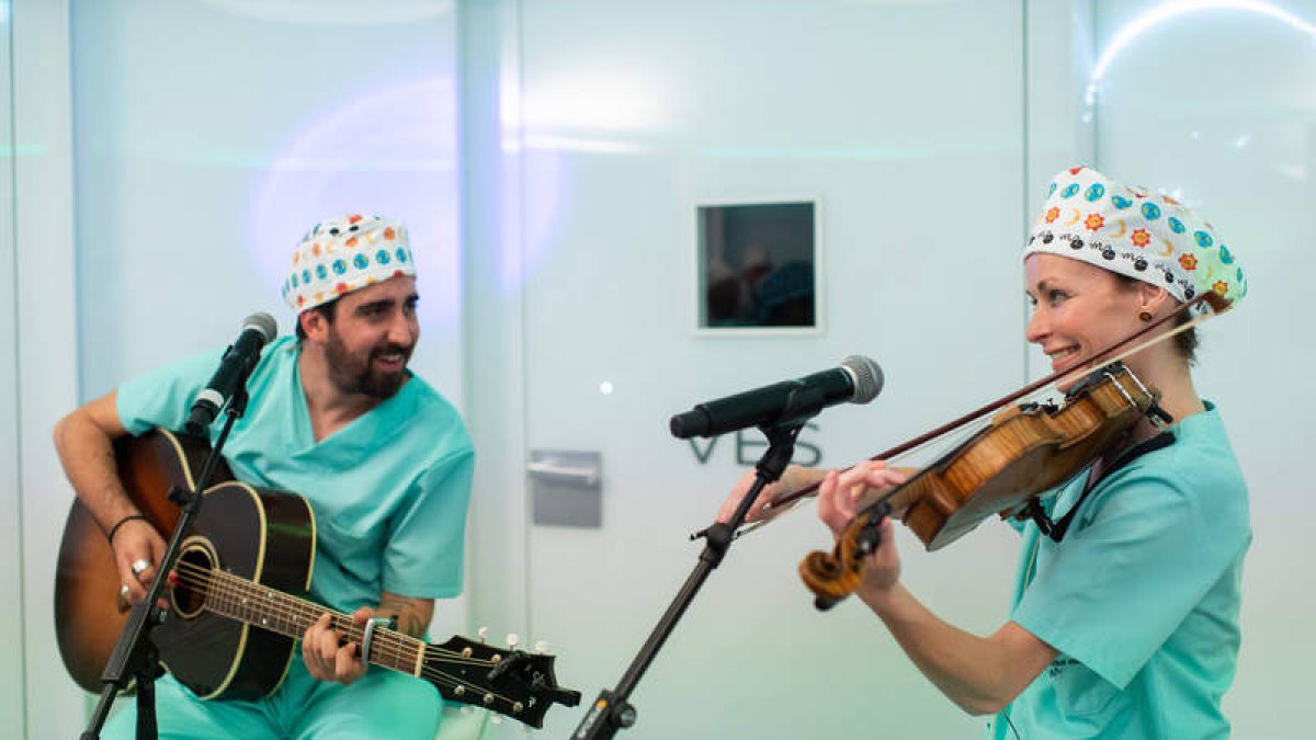 Alex Ubago y Sharon Corr, violinista de The Corrs, en el concierto ofrecido en la sala de los embriones del Instituto Marqués. DL