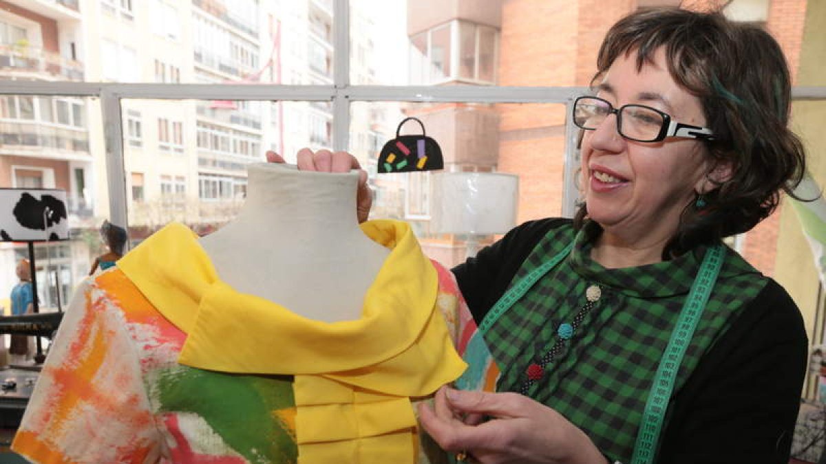 Teresa Morán, ultimando una de las creaciones en El Taller de María Teresa.