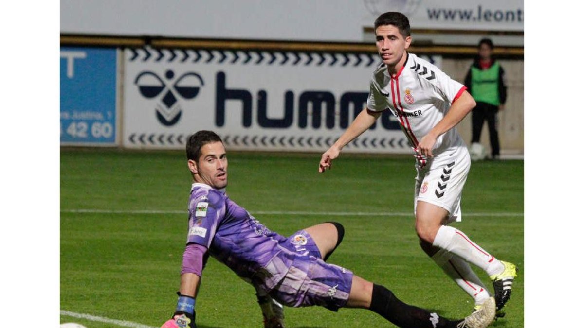 Los jugadores culturalistas celebran con Benja, que aplaude a la afición blanca, uno de los cuatro goles materializados por el delantero frente a los palentinos. SECUNDINO PÉREZ