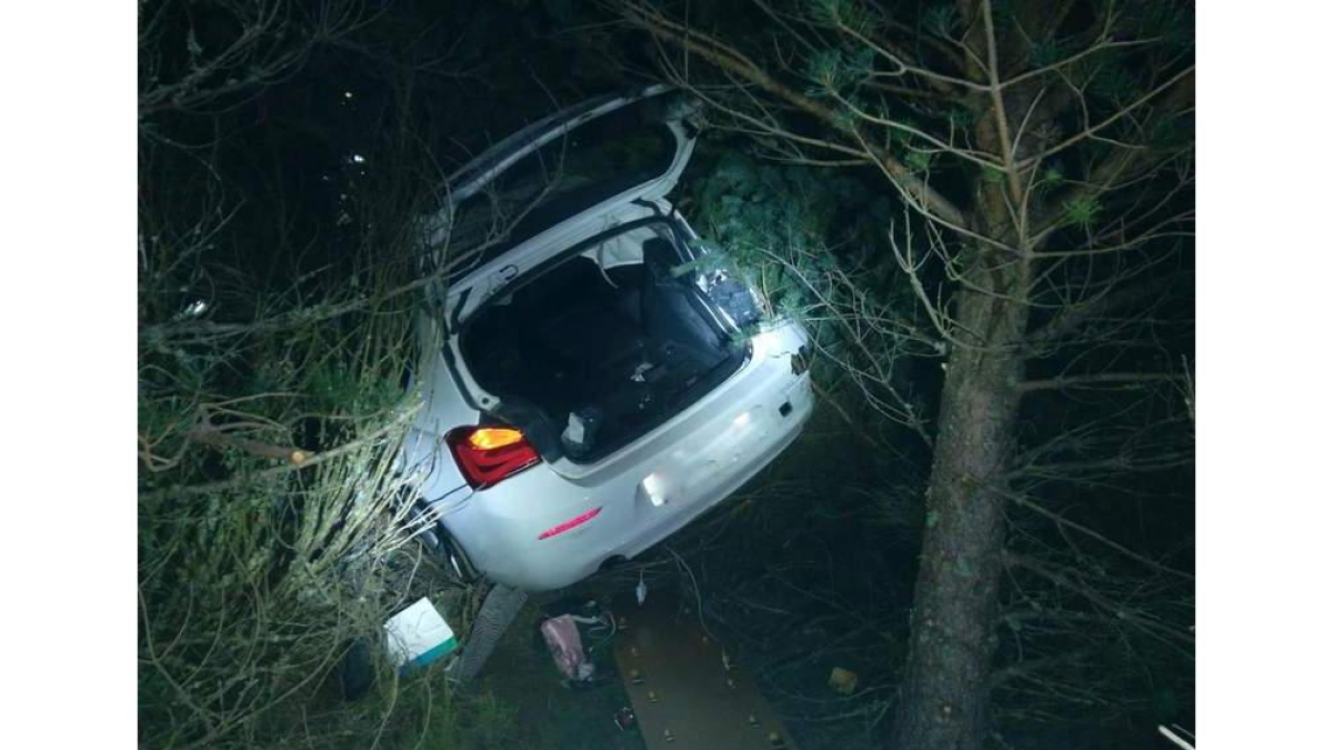 El coche se despeñó por un barranco de veinte metros. DL