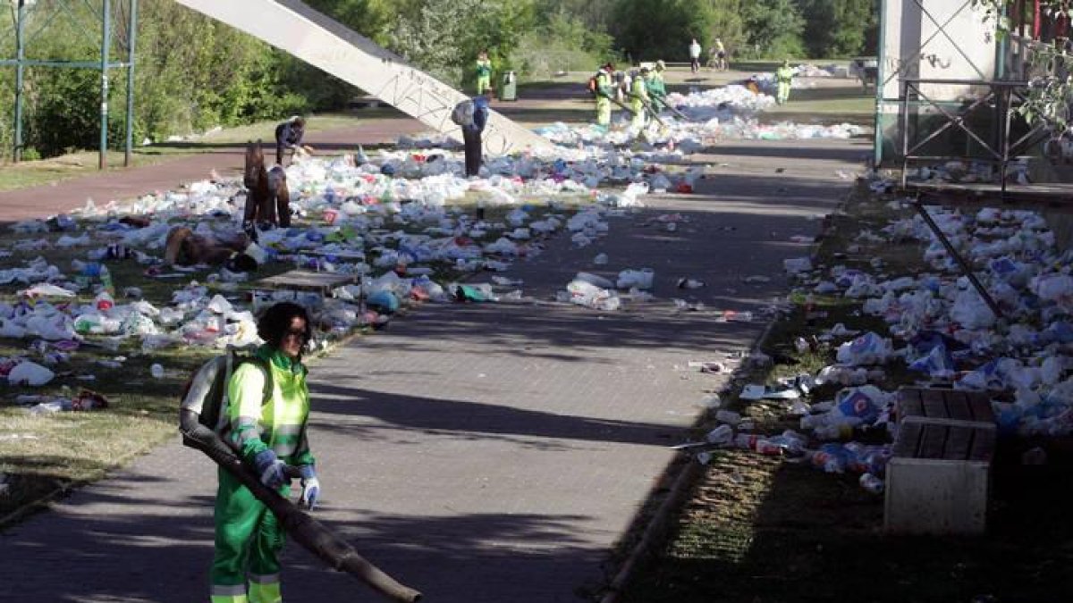 Trabajo de los servicios de limpieza tras la realización de un botellón.