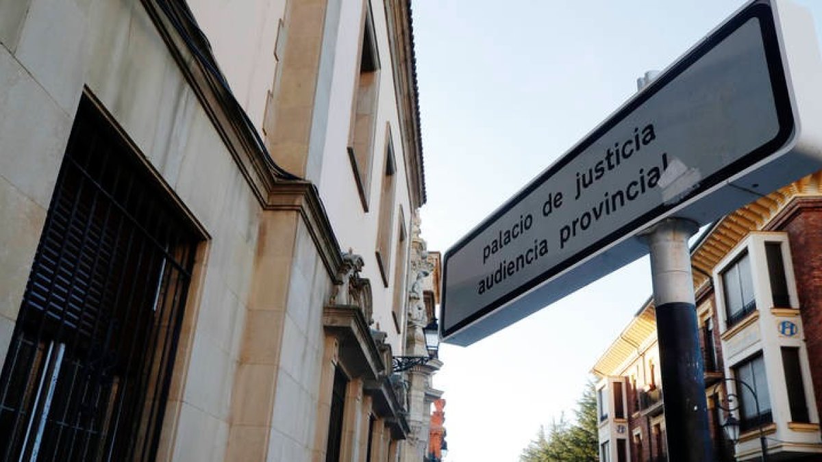 Fachada de la Audiencia. RAMIRO