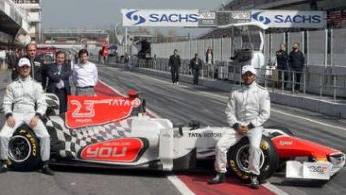 Los pilotos del equipo español Hispania, Vitantonio Liuzzi y el indio Narain Karthikeyan.