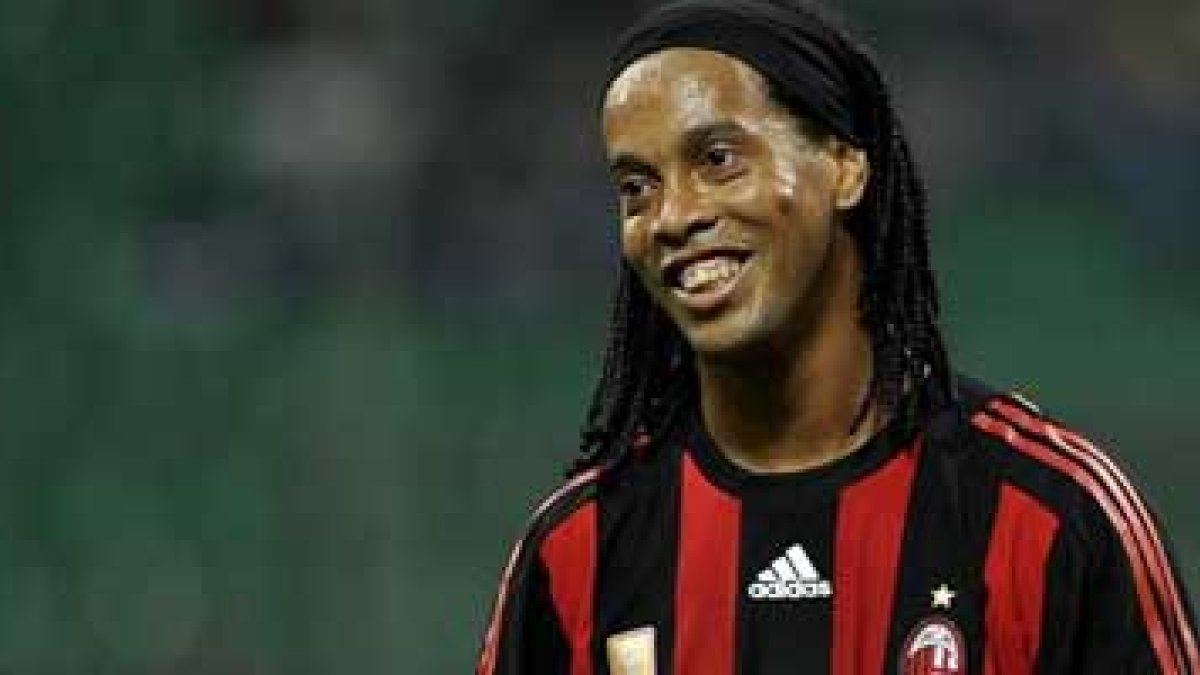 El jugador brasileño del AC Milan de Italia Ronaldinho.