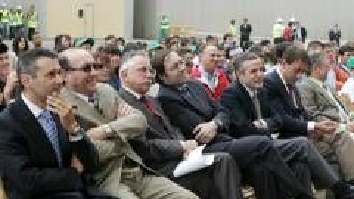 Representantes y autoridades observan el número de magia