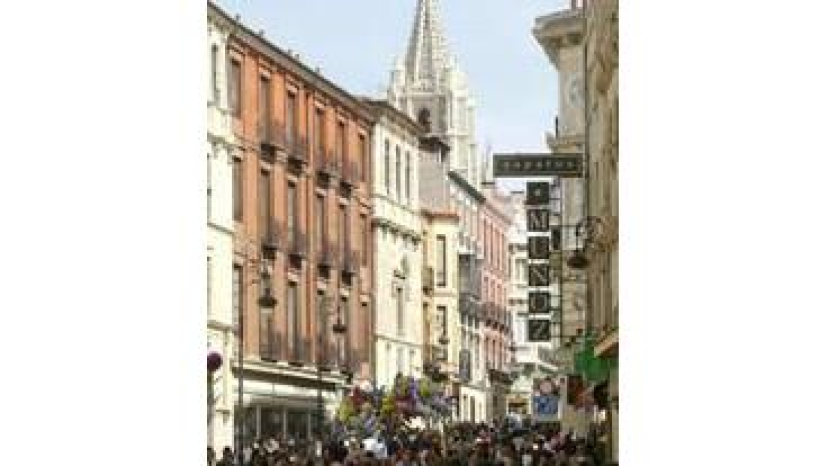 Turistas y leoneses pasean por la calle Ancha, una arteria del comercio