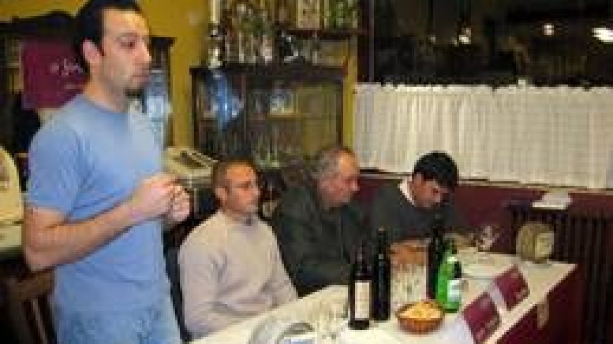 Momento de la celebración de la cata de vino y queso en el bar Somoza 60