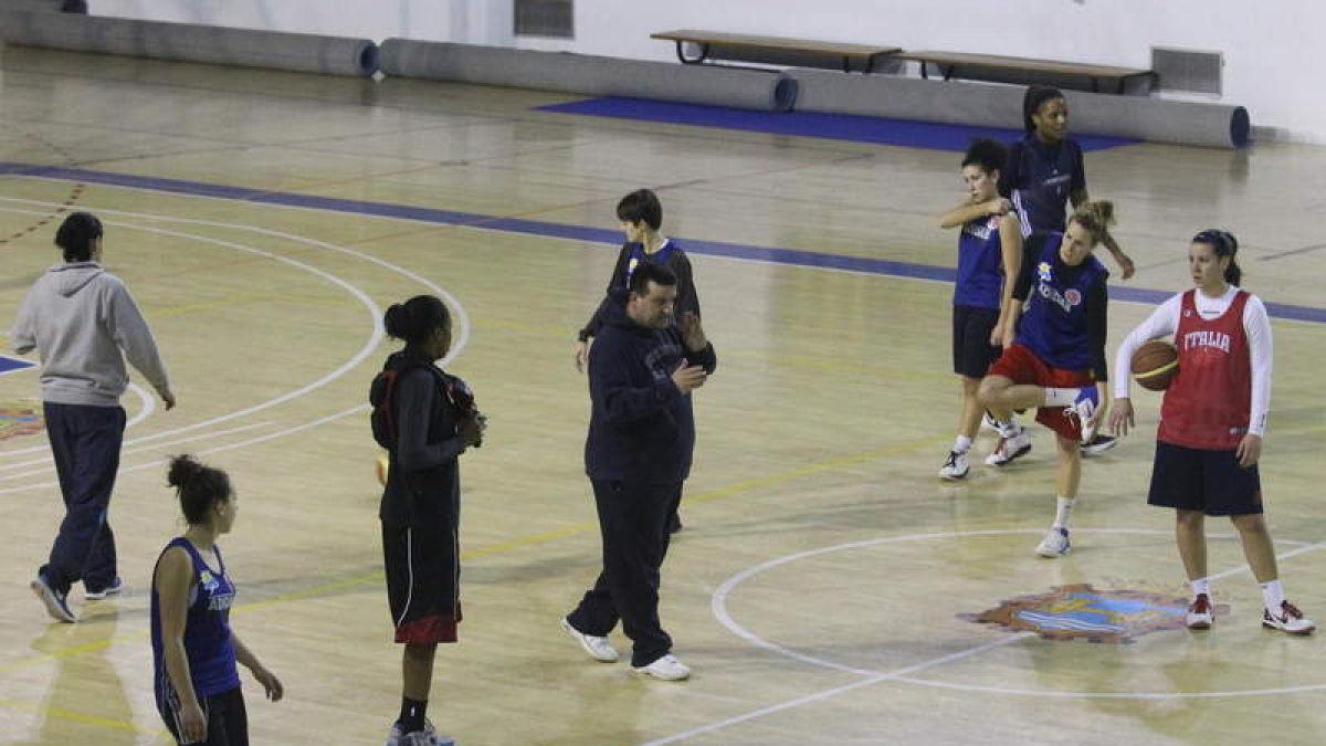 Chiqui Barros, en el centro, sigue al frente del Pajariel Bembibre una temporada más.