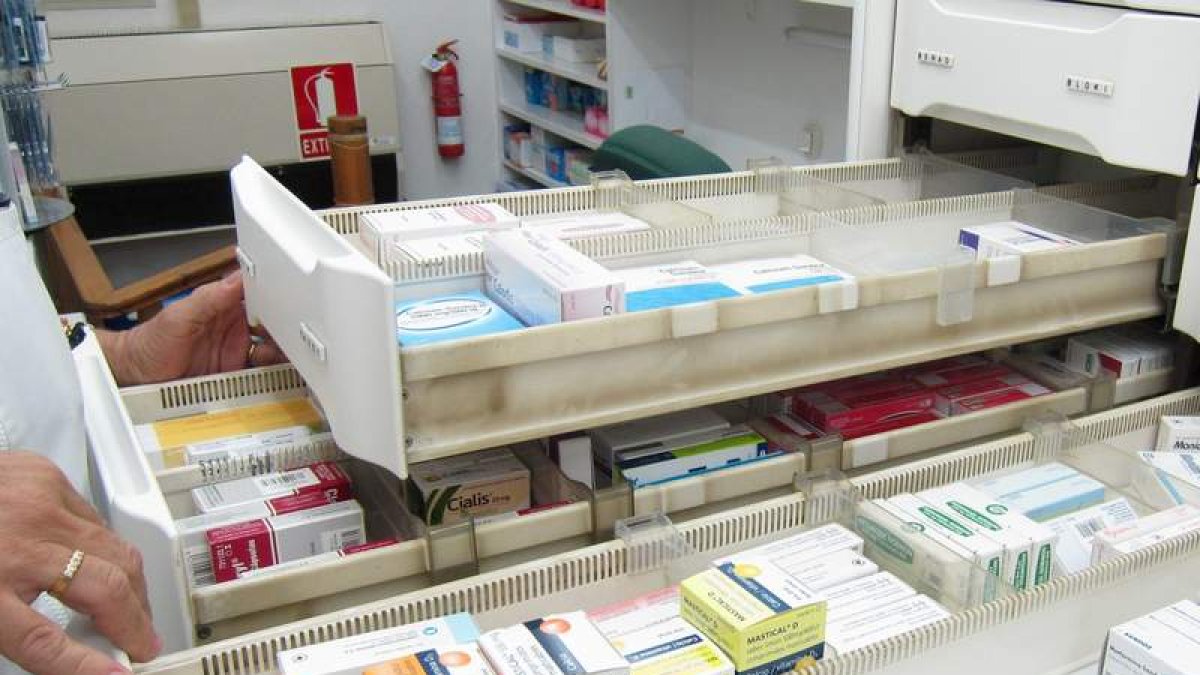 Parte de las reservas de medicamentos de una farmacia.