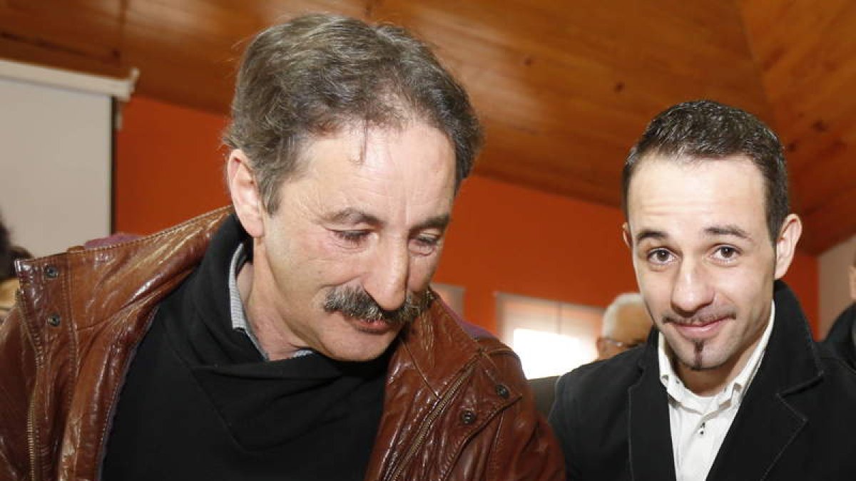 El alcalde Santiago Jorge Santos, a la izquierda, se alegra de que Saúl Tejada se encuentre de nuevo en Cembranos para proseguir con su recuperación. JESÚS F. SALVADORES