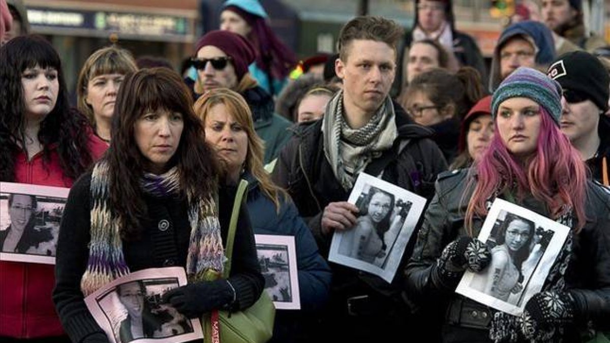 XAmigos y familiares de Rehtaeh Parsons,, con su foto, en la vigilia por la joven. AP Amigos y familiares de Rehtaeh Parsons,, con su foto, en la vigilia por la joven.