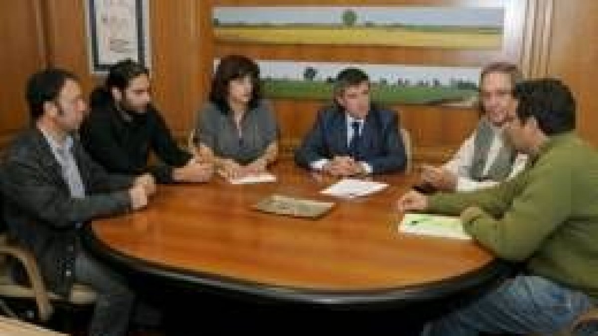 Los representantes de la fundación se reunieron con el alcalde y la concejala de Bienestar Social