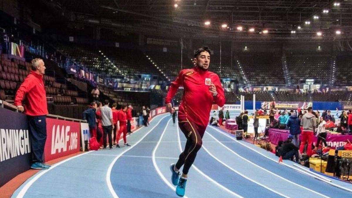 Saúl Ordóñez, en el entrenamiento de ayer en la pista donde hoy luchará por llegar a la final. SPORTMEDIA