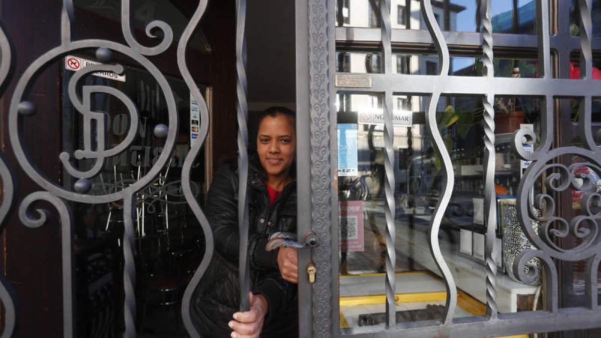 Apurando el tiempo de libertad frente a la Catedral la tarde del 14 de marzo de 2020. JESÚS F. SALVADORES