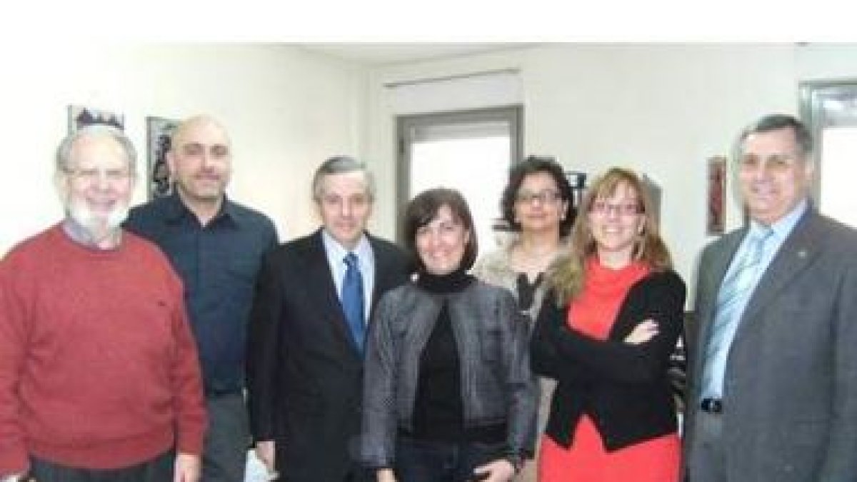 Gutiérrez, en el centro, en su visita a Cáritas.