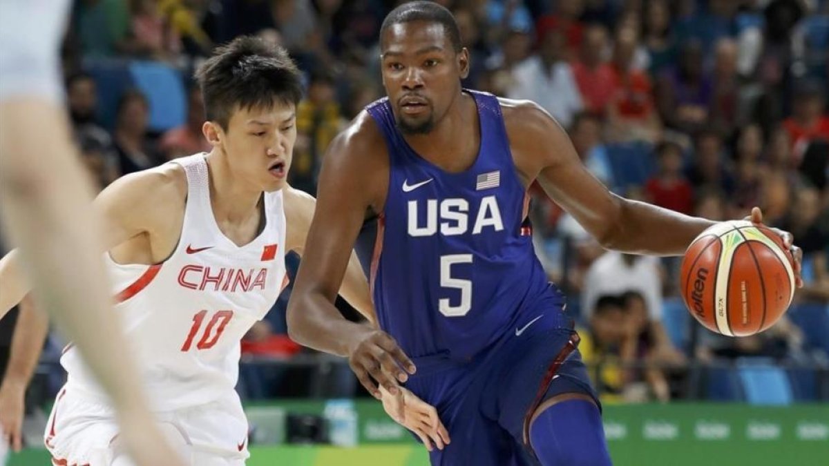 Kevin Durant conduce la jugada ante el chino Zhou Peng.