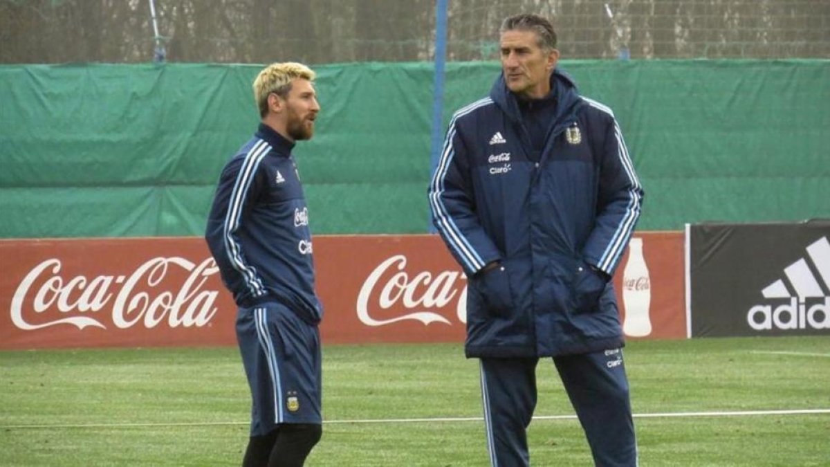 Messi habla con Bauza, el seleccionador argentino.
