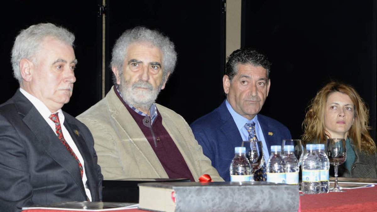 Escapa (segundo por la izquierda) reveló un profundo conocimiento de la Pasión de Sahagún. ACACIO