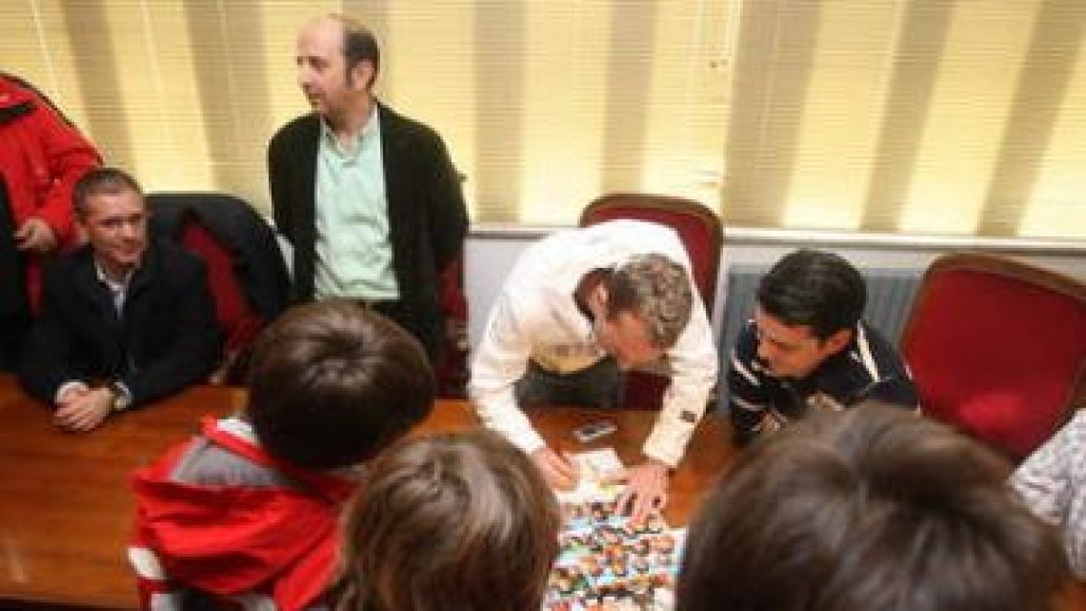Sergio Sánchez firma un autógrafo en presencia de López Benito (i) y Francisco Castañón.