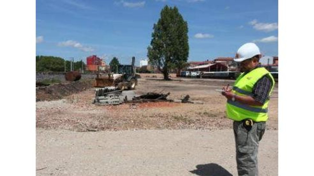Un obrero trabaja en las obras del CRC.
