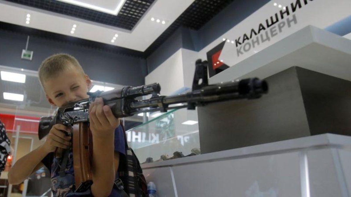 Un chico apunta con un kaláshnikov en la tiendas de souvenires que acaba de abrirse en el aeropuerto de Sheremétievo.