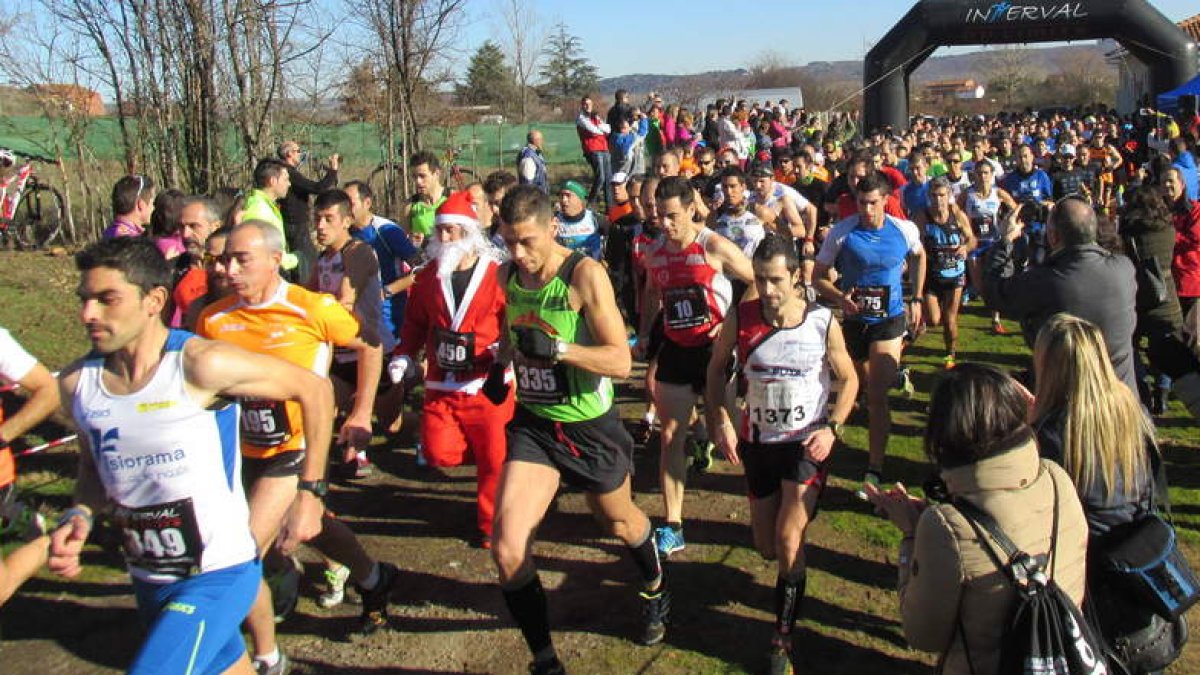La categoría absoluta en el Cross de Villabalter contó con más de 300 dorsales en la línea de salida.