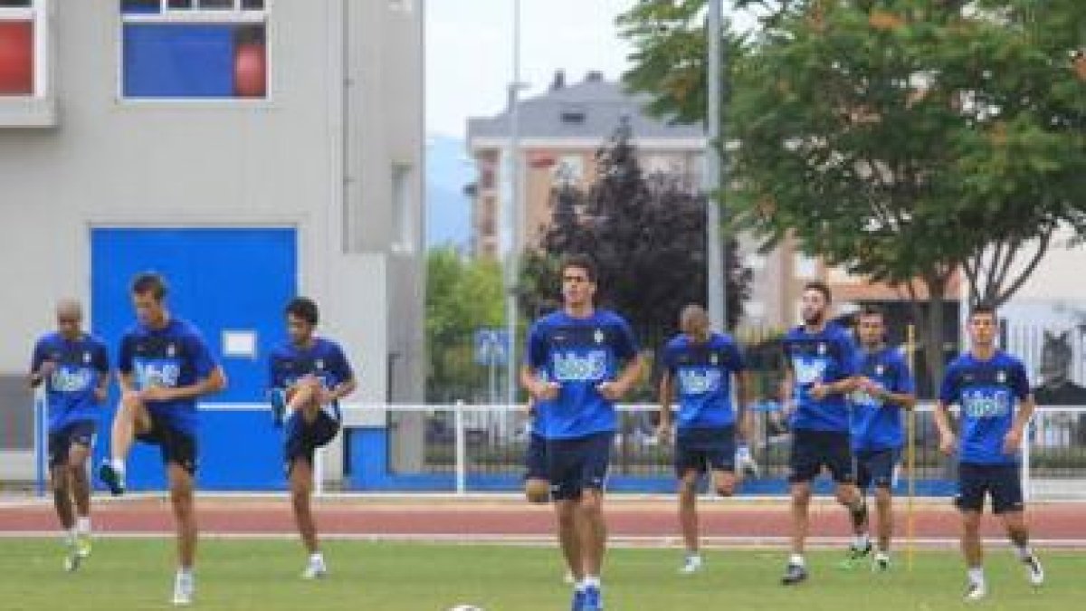 La plantilla se ejercitó en doble sesión sobre el césped del Colomán Trabado.