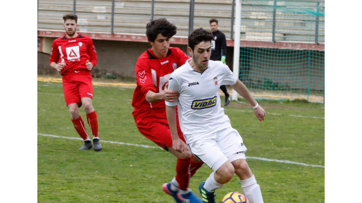 El equipo peñista puso fin a su andadura en la máxima categoría juvenil ante su afición. MARCIANO PÉREZ