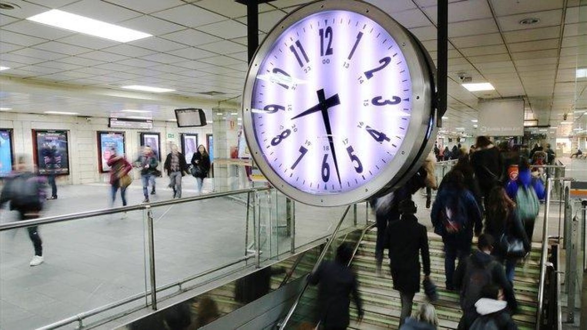 El reloj de un vestíbulo de Renfe.