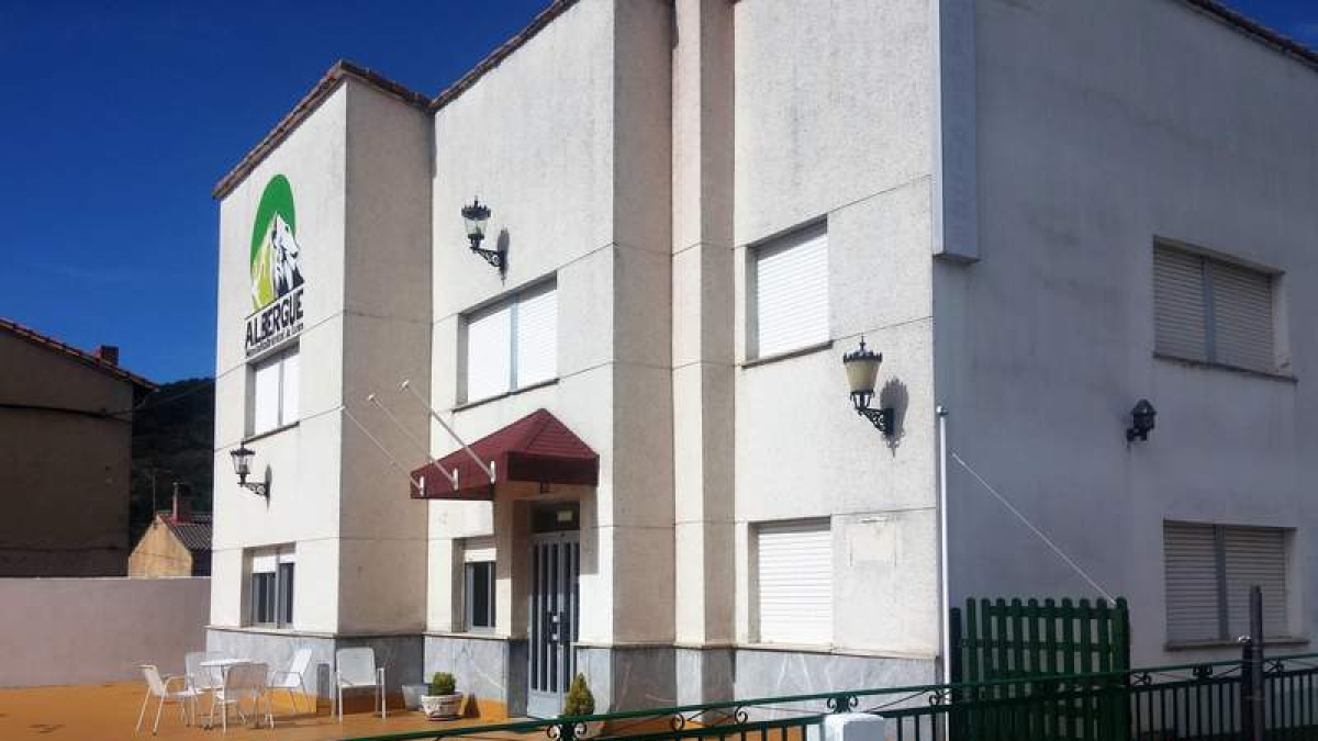 Imágenes del exterior y del interior del albergue que Sport Lider gestiona en Cistierna, en la puerta de Entrada a Picos de Europa