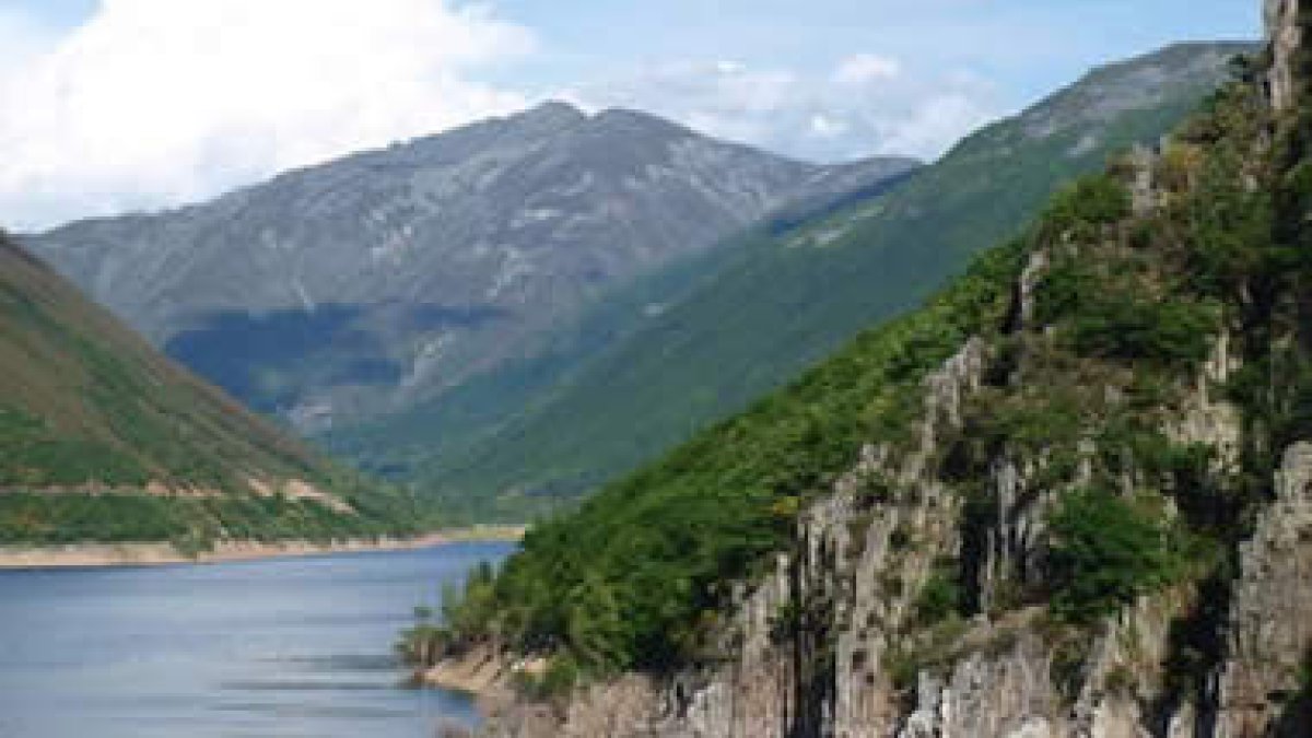 Una travesía a orillas del embalse de Matalavilla permite el acceso hacia el valle de Salientes.